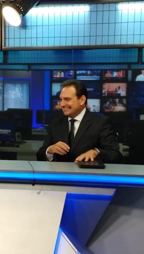 Francisco Freitas em bancada de telejornal